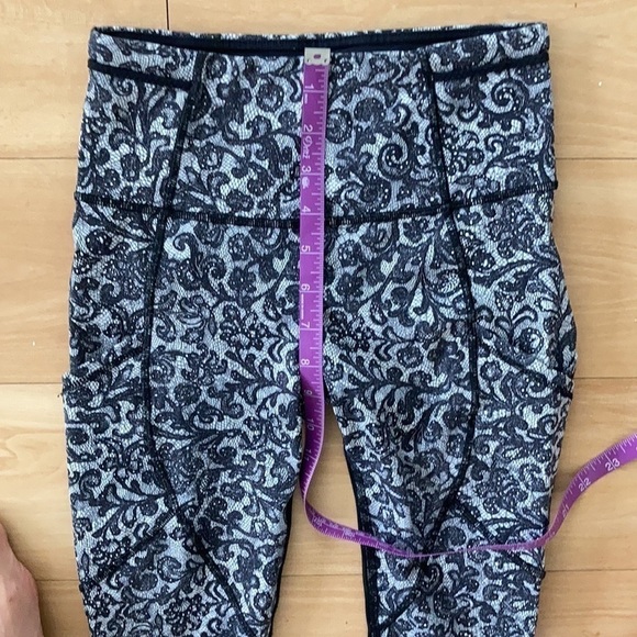 LULULEMON Outrun Crop Black Lace Mesh Print Size 6 - Picture 9 of 10